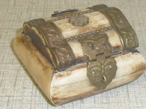 (m2 27) Google says - ANTIQUE OTTOMAN BONE TRINKET - JEWELERY BOX -5X5X4cm high.