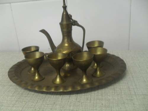 m(jn)  a VINTAGE MINATURE BRASS TRAY AND GOBLETS - tray 19x14cm