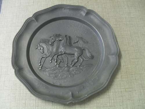 (jy)   a VINTAGE "ANGEL" PEWTER PLATE with RUNNING WILD HORSES - 22cm across