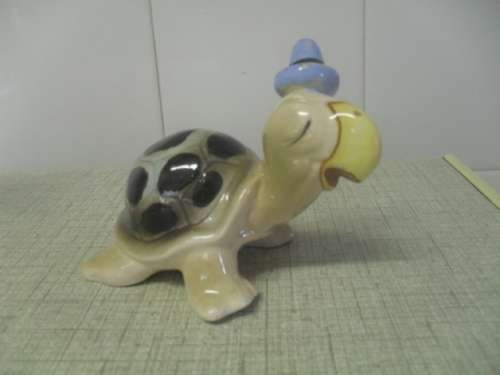 (jy)  a MEXICAN CIASA CERAMIC TORTOISE .- length 11cm back foot to beak, height tip of hat 10cm