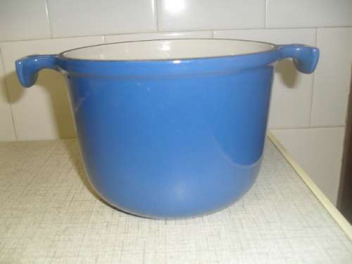 (sp5/5)   A VINTAGE LE CREUSET - France DEEP ENAMEL BLUE POT ?? - 12cm DEEP OPENING 17cm  -no chips