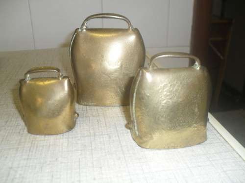 (ot5)  3x  HEAVY VINTAGE BRASS COW BELLS - Largest incl.handle 9cm high base opening 6.5x5cm