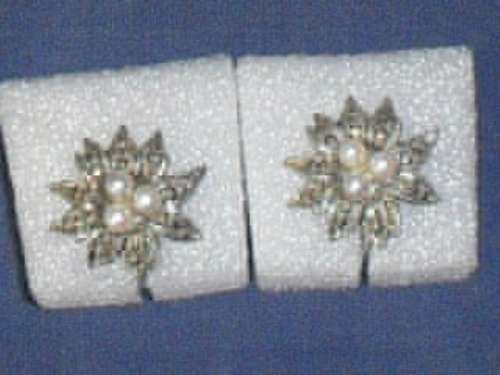 O(no12)STUNNING PR OF S /SILVER (835) MARCASITE FLOWER SCREW ON EARINGS WITH  3x (FAUX?) PEARL BEADS