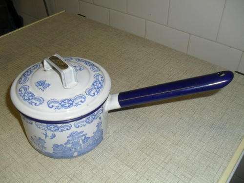 A VINTAGE JUDGE BRAND - 12 C/M ENAMEL, blue & white pot & lid.