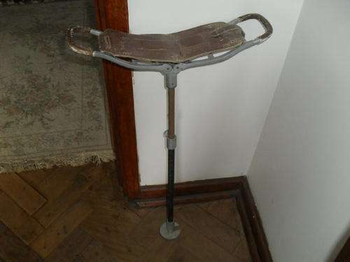 a VINTAGE WALKING / SITTING SHOOTING STICK - metal and leather