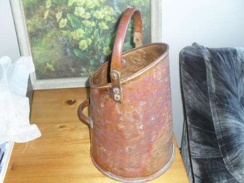 (50)VINTAGE HAMMERED COPPER FIRE PLACE SCUTTLE -nice condition-incl handle 45cm high base 25cm