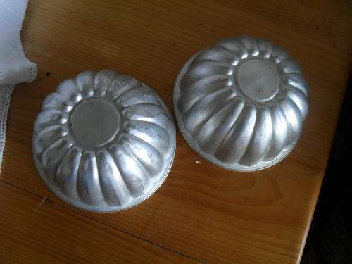 2x  VINTAGE  ALUMINIUM  JELLY MOLD / STEAM PUDDINGS -8.5cm deep op 14.5cm wide and base 5cm