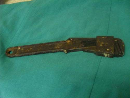 W(F)  AN OLD MECHANICAL SHIFTING SPANNER -