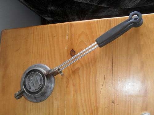 a VINTAGE PRESTIGE JAFFEL IRON - black handled