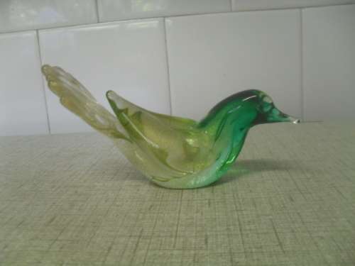 (JAS)  A GORGEOUS GREEN & GOLD DUST  MURANO??GLASS BIRD / DOVE -tail to beak 14cm - tail height  9cm