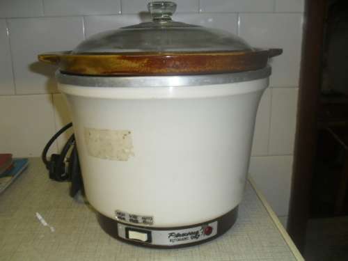 (ja)  a PINEWARE AUTOMATIC SLOW COOKER - no chips no cracks. WORKS
