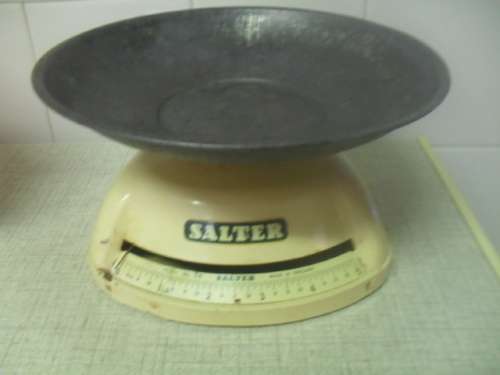 (FB5) a VINTAGE CREAM METAL COUNTER TOP KITCHEN SALTER SCALE NO. 54