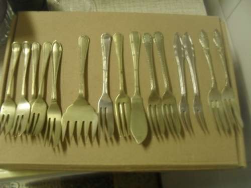 **** MIX OF 15x VINTAGE SILVER PLATED CAKE FORKS & 1 PATE KNIFE