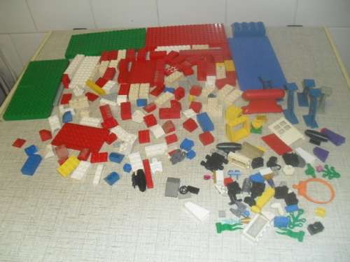***CRAZI START @R100***  207 LEGO PIECES