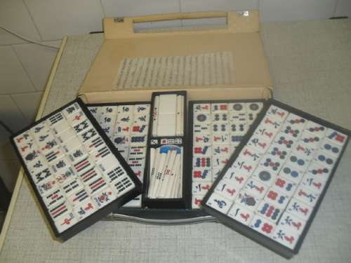 (ap20)  A VINTAGE CHINESE MAHJONG GAME -with bamboo inset