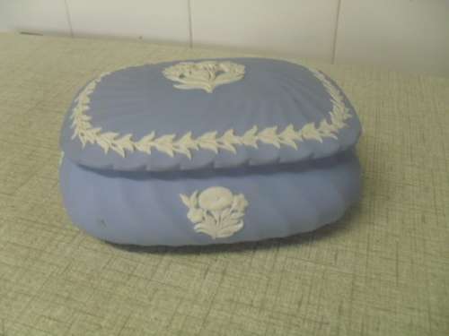 (rt) LARGE VINTAGE WEDGWOOD BOWL AND LID -15x11x7cm