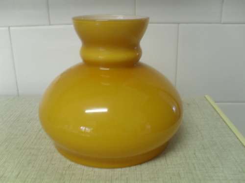 (je)  a VINTAGE MILK GLASS AMBER COLOURED LIGHT LAMP SHADE