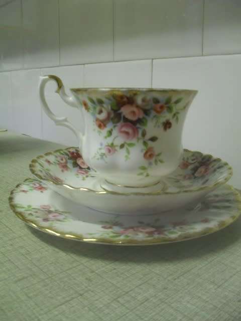 (JY)A VINTAGE ROYAL ALBERT COTTAGE GARDEN TRIO