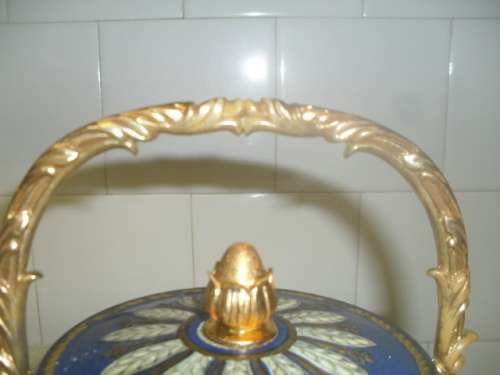 (JAR) VINTAGE WEDGEWOOD STYLE - BISCUIT BARREL METAL TIN Feet & Handle incl 21cm high Base 14cm wide