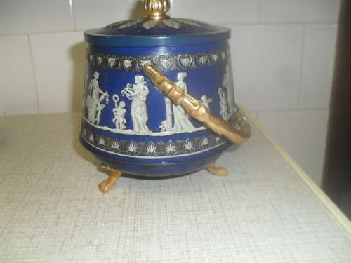 (JAR) VINTAGE WEDGEWOOD STYLE - BISCUIT BARREL METAL TIN Feet & Handle incl 21cm high Base 14cm wide