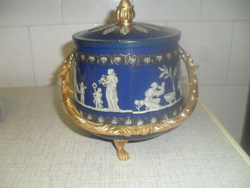 (JAR) VINTAGE WEDGEWOOD STYLE - BISCUIT BARREL METAL TIN Feet & Handle incl 21cm high Base 14cm wide