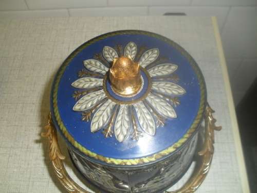 (JAR) VINTAGE WEDGEWOOD STYLE - BISCUIT BARREL METAL TIN Feet & Handle incl 21cm high Base 14cm wide