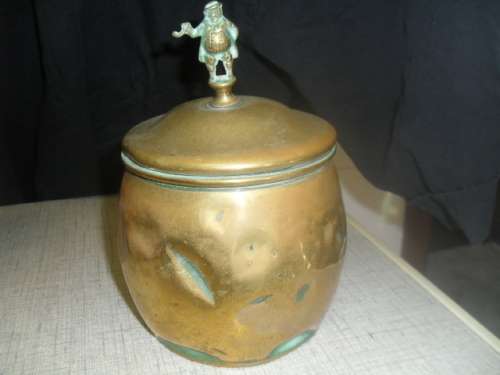 (JE0)  A VINTAGE BRASS PIPE TABACCO JAR with DICKENS FIGURAL HANDLE ON LID
