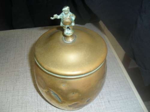 (JE0)  A VINTAGE BRASS PIPE TABACCO JAR with DICKENS FIGURAL HANDLE ON LID