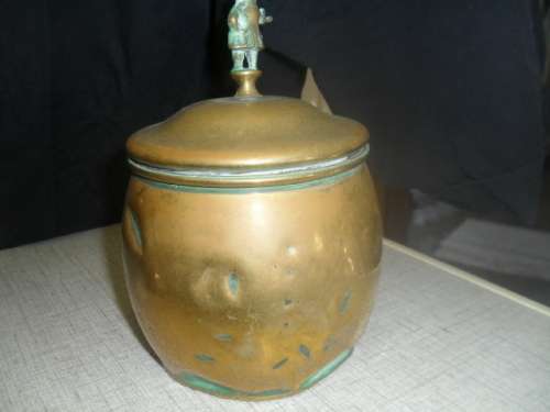 (JE0)  A VINTAGE BRASS PIPE TABACCO JAR with DICKENS FIGURAL HANDLE ON LID