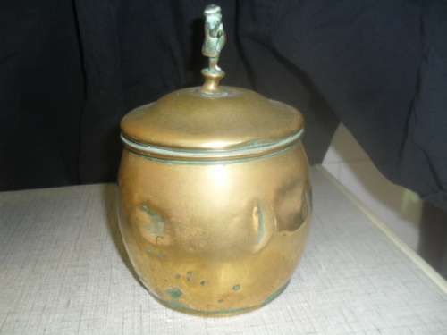 (JE0)  A VINTAGE BRASS PIPE TABACCO JAR with DICKENS FIGURAL HANDLE ON LID