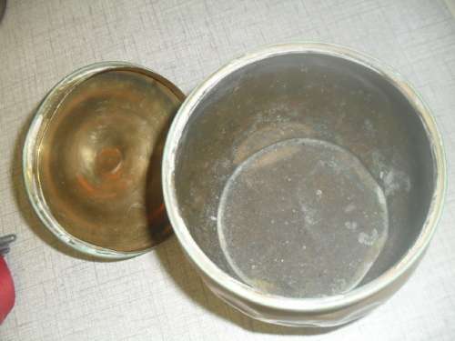 (JE0)  A VINTAGE BRASS PIPE TABACCO JAR with DICKENS FIGURAL HANDLE ON LID
