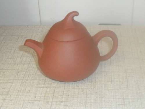 (srRrr)   A GORGEOUS MINATURE CHINESE CLAY TEA POT -marked 8cm high wdt pt cir 21cm