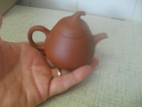(srRrr)   A GORGEOUS MINATURE CHINESE CLAY TEA POT -marked 8cm high wdt pt cir 21cm