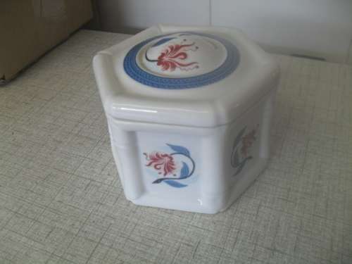 (SR)  A VINTAGE ELIZABETH ARDEN POWDER BOWL - The Royal Pavillion on  Brighton.-9 x 7cm