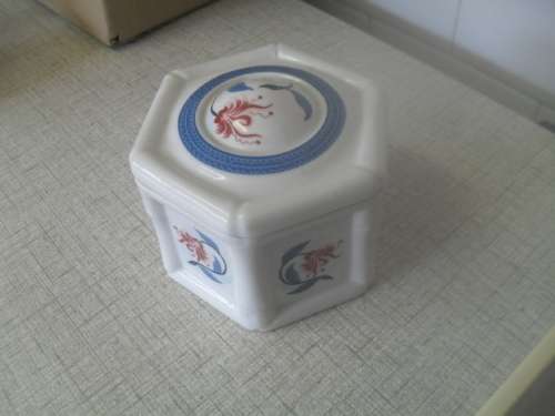 (SR)  A VINTAGE ELIZABETH ARDEN POWDER BOWL - The Royal Pavillion on  Brighton.-9 x 7cm