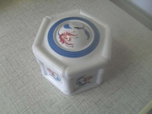 (SR)  A VINTAGE ELIZABETH ARDEN POWDER BOWL - The Royal Pavillion on  Brighton.-9 x 7cm