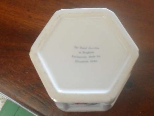 (SR)  A VINTAGE ELIZABETH ARDEN POWDER BOWL - The Royal Pavillion on  Brighton.-9 x 7cm