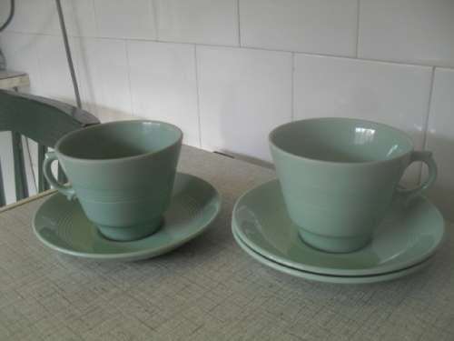 (OR)  2x GORGEOUS `JADE GREEN` CERAMIC WOODS made in ENGLAND BREAKFAST TEA CUP DUO`S - saucer 16cm