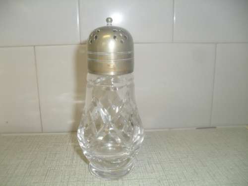 (nr)   A GORGEOUS VINTAGE CASTER SUGAR CRYSTAL AND SILVER PLATED SHAKER - 15cm tall wdt pt cir 21cm