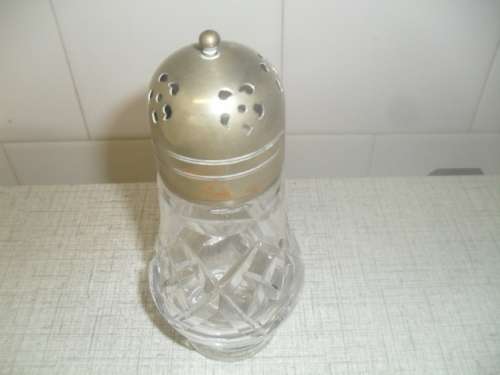 (nr)   A GORGEOUS VINTAGE CASTER SUGAR CRYSTAL AND SILVER PLATED SHAKER - 15cm tall wdt pt cir 21cm