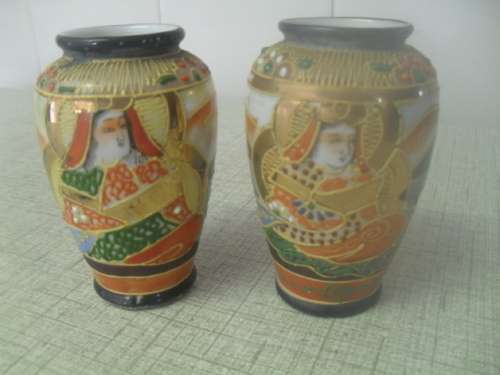 (jyrr)  A PAIR OF VINTAGE MORAIGE JAPANESE URNS.  - Ix is markded satsumrai - 8cm tall