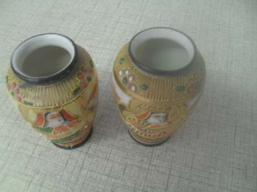 (jyrr)  A PAIR OF VINTAGE MORAIGE JAPANESE URNS.  - Ix is markded satsumrai - 8cm tall