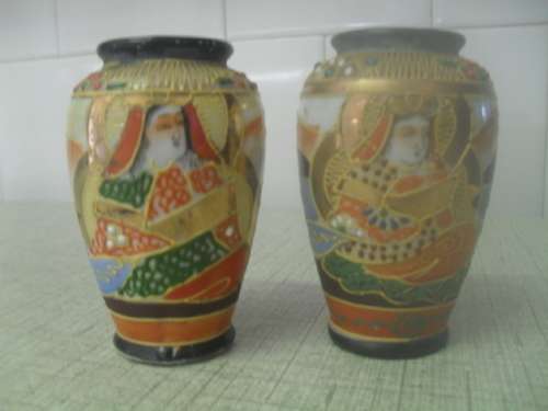 (jyrr)  A PAIR OF VINTAGE MORAIGE JAPANESE URNS.  - Ix is markded satsumrai - 8cm tall