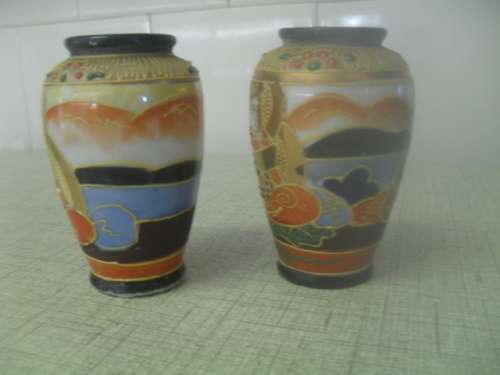 (jyrr)  A PAIR OF VINTAGE MORAIGE JAPANESE URNS.  - Ix is markded satsumrai - 8cm tall