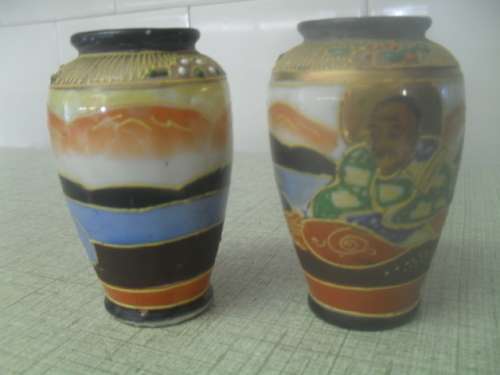 (jyrr)  A PAIR OF VINTAGE MORAIGE JAPANESE URNS.  - Ix is markded satsumrai - 8cm tall