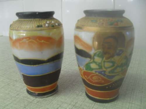 (jyrr)  A PAIR OF VINTAGE MORAIGE JAPANESE URNS.  - Ix is markded satsumrai - 8cm tall