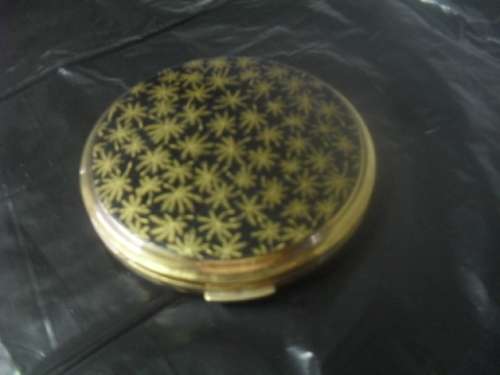 (al1)  A VINTAGE STRATTON BLACK and GOLD TONE ENAMEL FACE POWDER COMPACT - NICE CONDITION