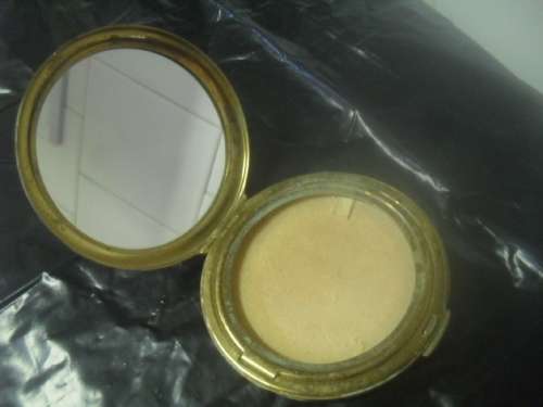 (al1)  A VINTAGE STRATTON BLACK and GOLD TONE ENAMEL FACE POWDER COMPACT - NICE CONDITION