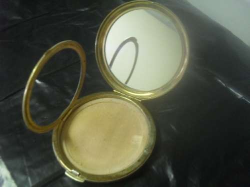 (al1)  A VINTAGE STRATTON BLACK and GOLD TONE ENAMEL FACE POWDER COMPACT - NICE CONDITION