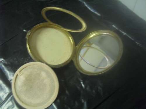(al1)  A VINTAGE STRATTON BLACK and GOLD TONE ENAMEL FACE POWDER COMPACT - NICE CONDITION